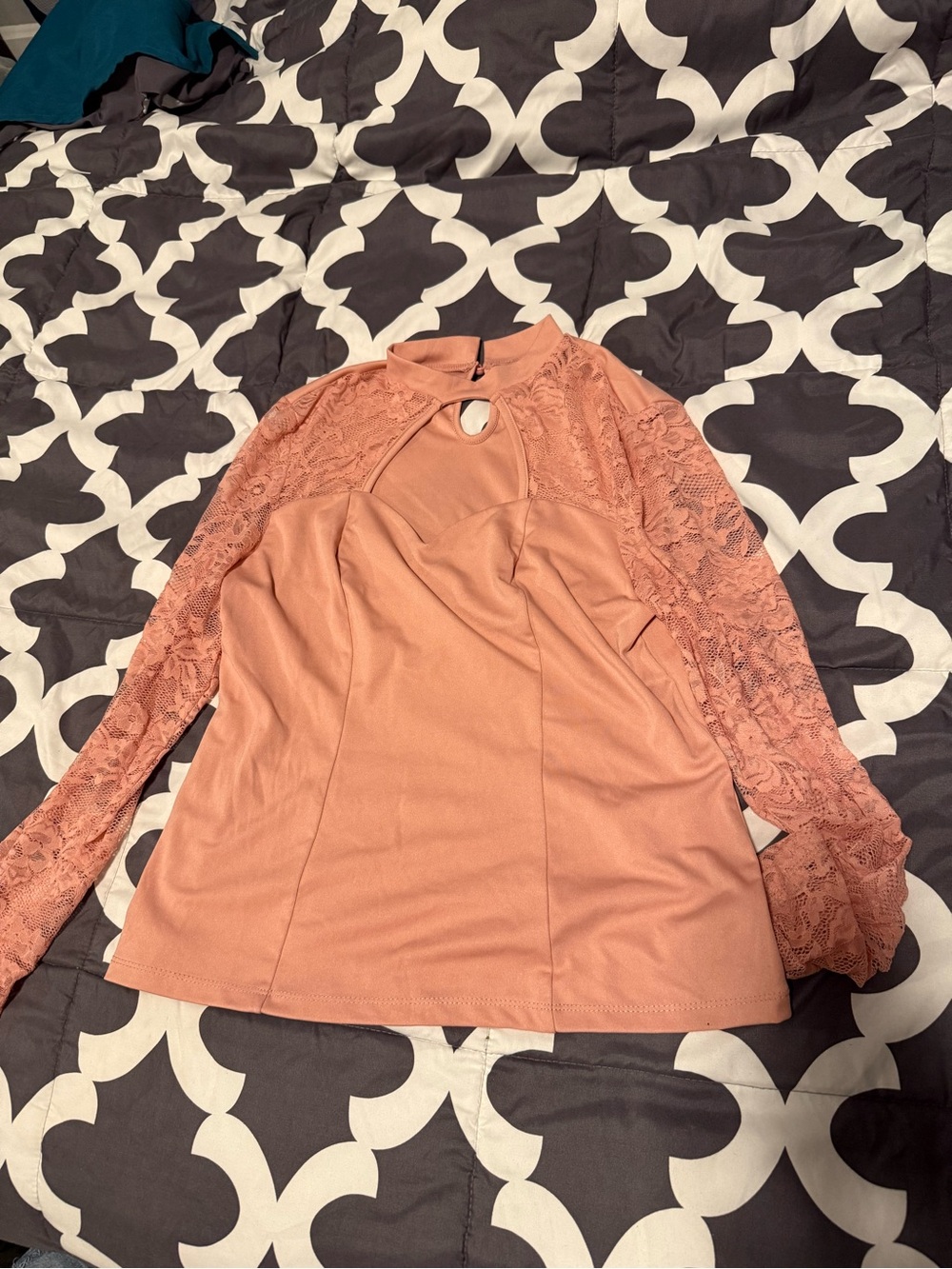 NWOT Dusty Pink Lace Sleeve Keyhole Sweetheart Blouse